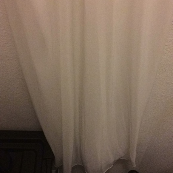 Hi, I am selling a dress, it is in good condition! - Picture 3 of 4